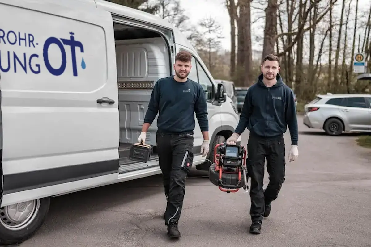 Team der Kanal- und Rohrreinigung OT mit Equipment am Einsatzfahrzeug